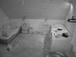 voyeurcam-julmodels-whitebed-2 — Camsoda recorded stream image, 21.01.2026 14:30