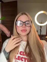 curchez_ — Stripchat recorded stream screenshot (17 Apr 2026)