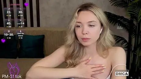 Holl1Would — Stripchat recorded stream image, 04.05.2026 19:40