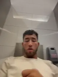 liam_bronw — Stripchat recorded stream image, 11.05.2026 17:30