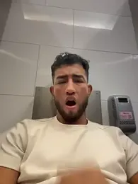liam_bronw — Stripchat recorded stream image, 22.05.2026 17:00