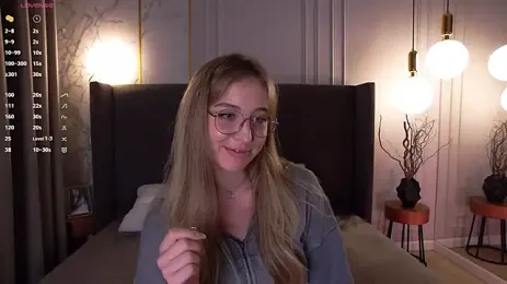 LoraineLuff — Stripchat recorded stream image, 19.08.2026 01:00
