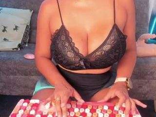 avaferrera — Camsoda recorded stream image, 25.04.2025 03:40
