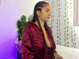 karlyee — Camsoda recorded stream image, 01.05.2025 13:00