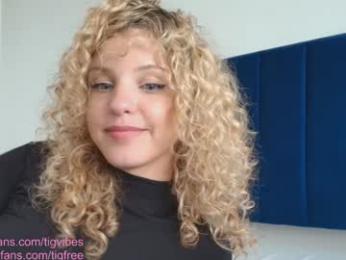 theislandgirl — Chaturbate recorded stream screenshot (15 May 2025)